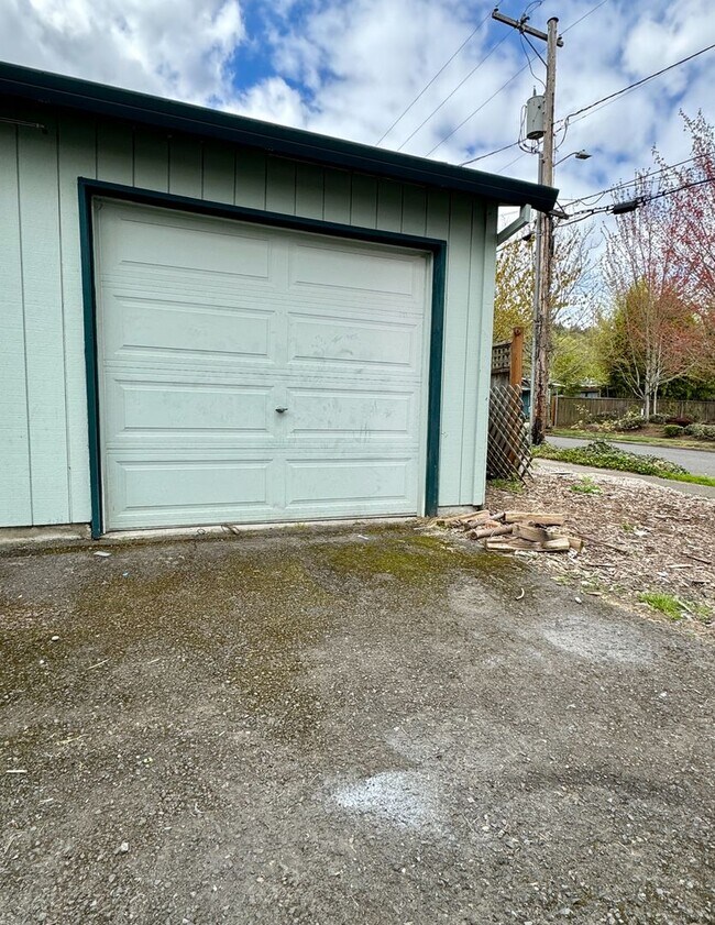 Building Photo - Charming Three Bedroom Near S. Waterfront & Macadam Ave~ Updates Throughout~ W/D Included ~ Detac...