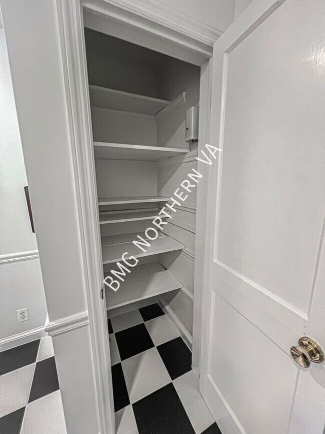 Building Photo - 2300 N Buchanan St