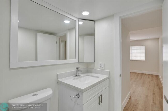 Building Photo - 1407 NE 56th St