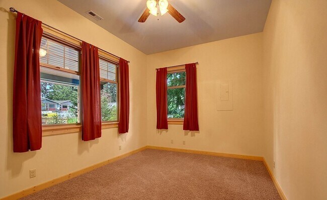Building Photo - Everett Rambler for rent with RV parking -...