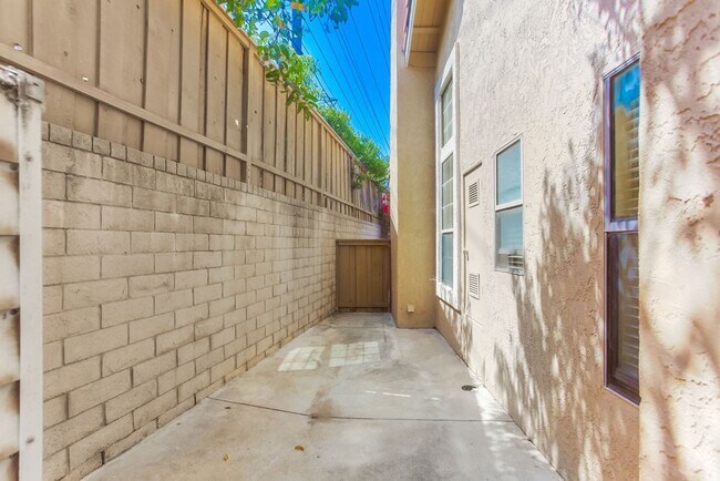 Building Photo - Charming Two Story 3 BR Home Available Mid June!