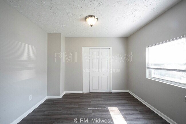 Building Photo - 524 W 23rd St