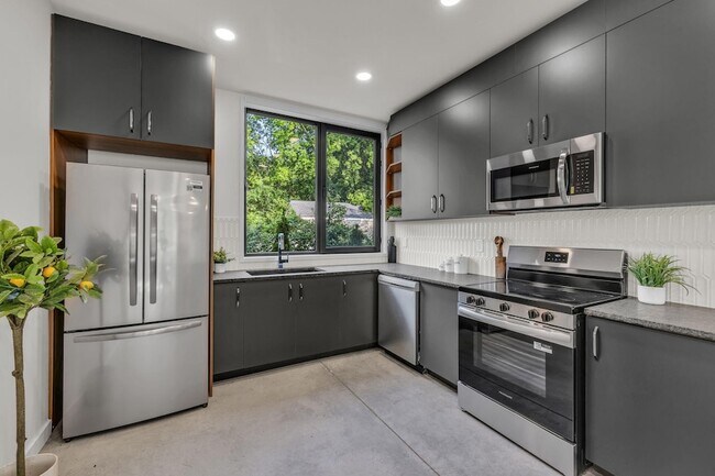Building Photo - 559 S Lyerly St