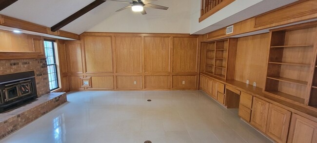 Building Photo - Vaulted Ceiling, Huge Yard, Close to Town