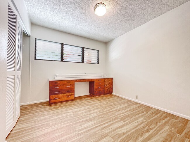 Building Photo - 4/2 Pet Friendly Spacious Beachside Kailua...