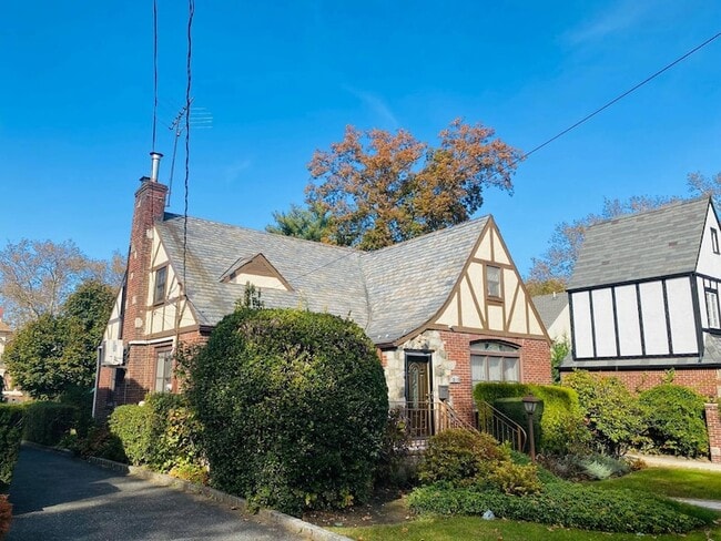 Building Photo - 181-69 Tudor Rd