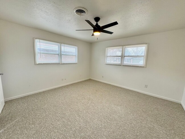 Building Photo - Newly Remodeled 3 bed 2 bath