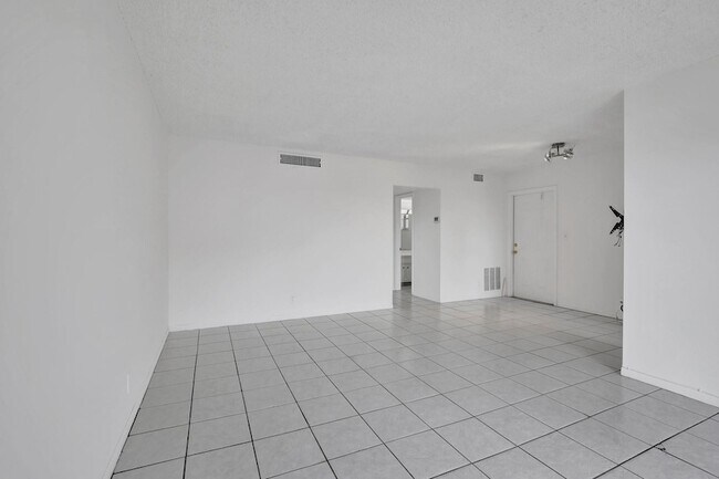 Building Photo - 2350 NE 14th Street Causeway