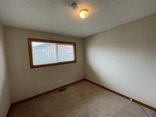 Building Photo - Charming 3 Bedroom, 2 Bath Home with Attac...
