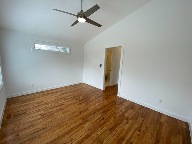 Building Photo - Room in House on Heck St