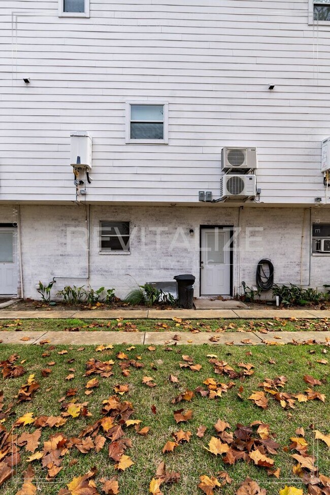 Building Photo - Fully Furnished Townhome w/ Private Garage