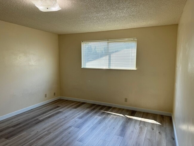 Building Photo - Lovely 2-bedroom/1-bathroom duplex with garage!