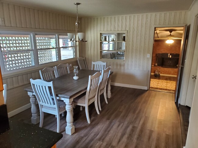 Building Photo - 53 Benton St