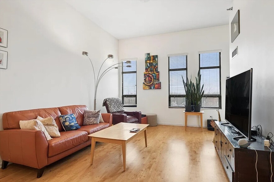 Living Room - 1255 S State St
