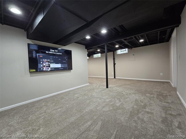 Building Photo - 6951 Lee Crest Dr
