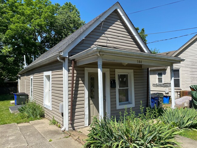 Building Photo - Spacious One Bedroom House!  Off Street Pa...