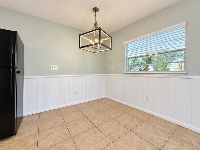 Building Photo - 326 E Palmetto Ave