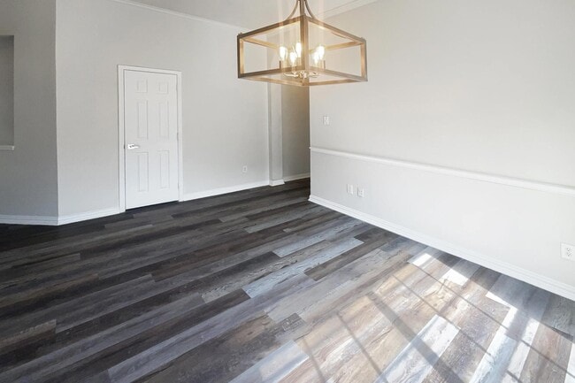 Building Photo - MOVE IN READY