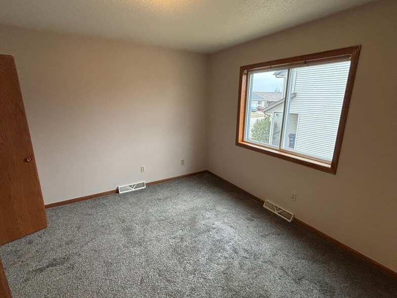 Building Photo - 125 Rosewood Ln S