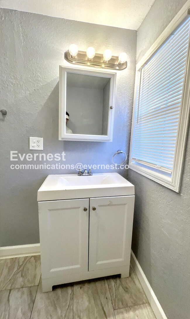 Building Photo - 1402 E 65th St