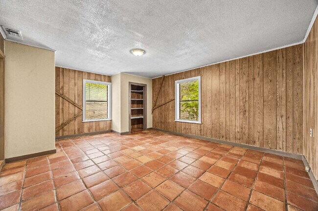 Building Photo - Convenient Living! 3 Bedroom Triplex with Driveway Parking