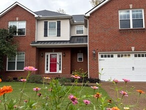 Building Photo - 4 Bedroom! Walk to Jim Warren Park, Frankl...
