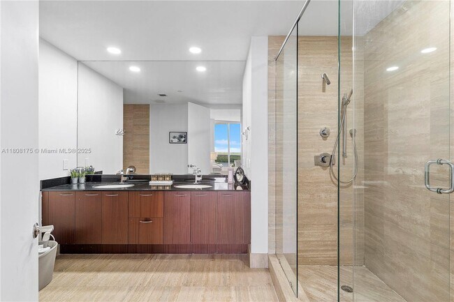 Building Photo - 15811 Collins Ave