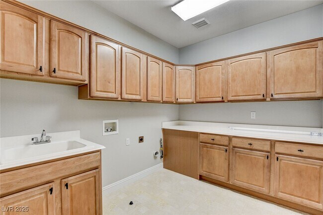 Building Photo - 2411 Winter Cliffs St