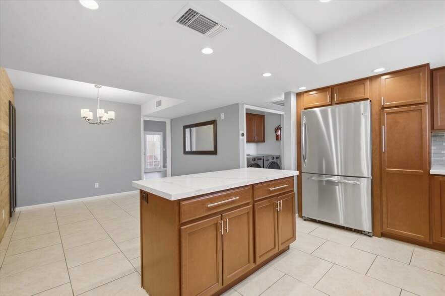 Building Photo - 7800 E Lincoln Dr