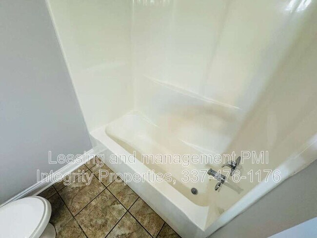 Building Photo - 127 Country Living Dr