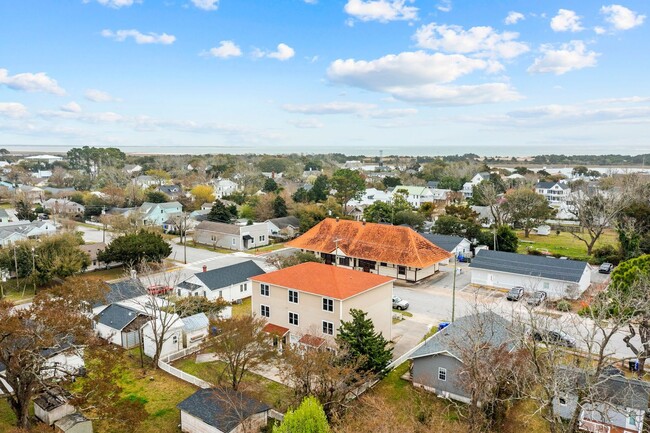 Building Photo - Newly Renovated Townhome