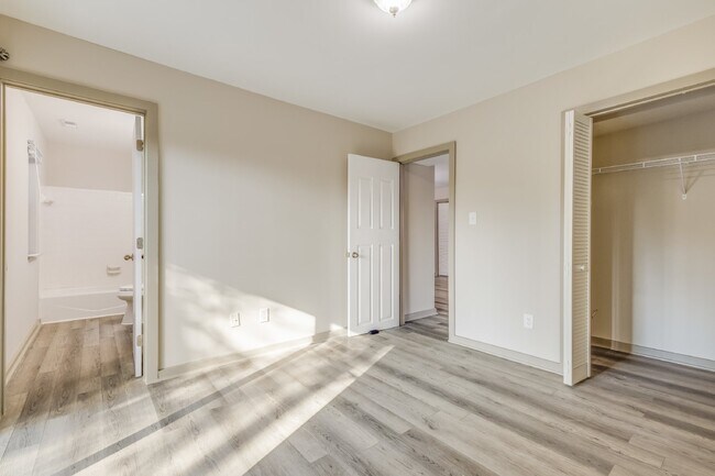 Building Photo - Fully Renovated 2-Bed Condo in Lake Wylie Woods – Prime Location with Community Amenities! $1,850...