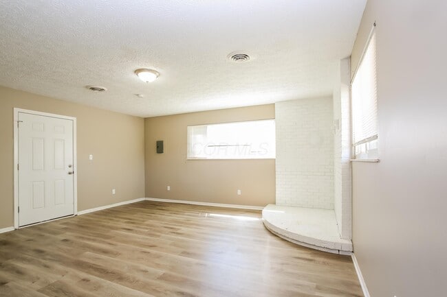 Building Photo - 1305 Coburg Rd