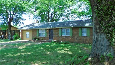 Building Photo - 4-BEDROOM + BONUS ROOM - Beautiful, Shady Residential Area