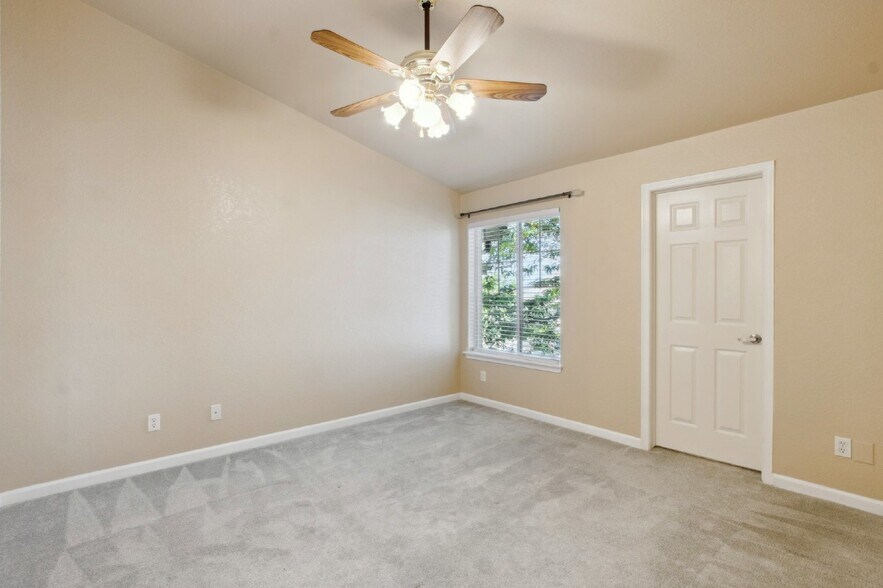 Building Photo - Updated 2-Bed, 2-Bath Condo Just 15 Minute...