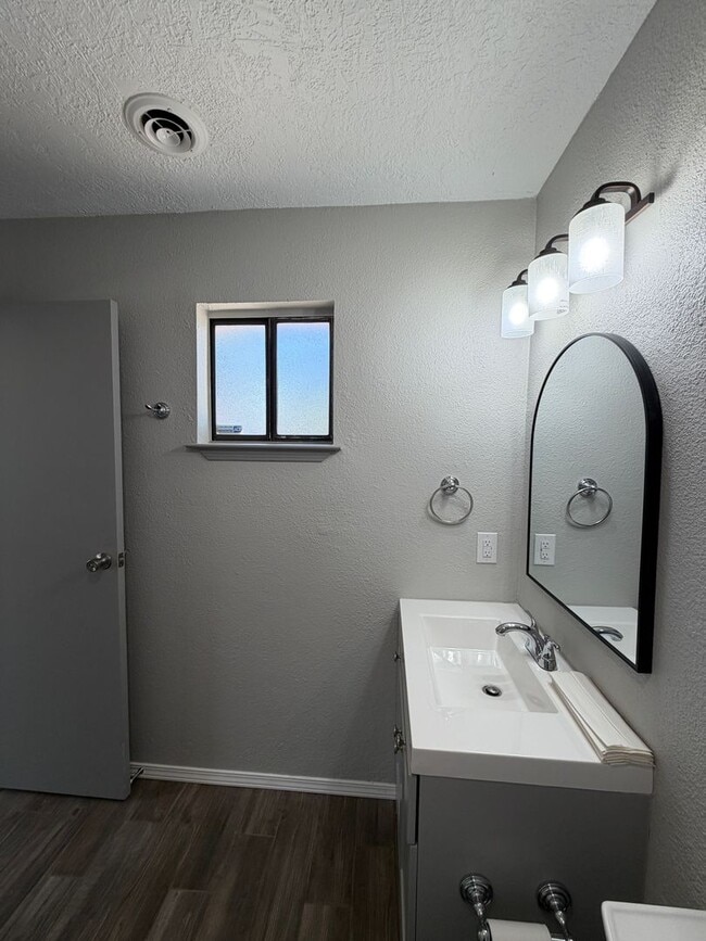 Building Photo - 3 Bedroom Single Story Home Available Near 12th St NW & Menaul Blvd NW!