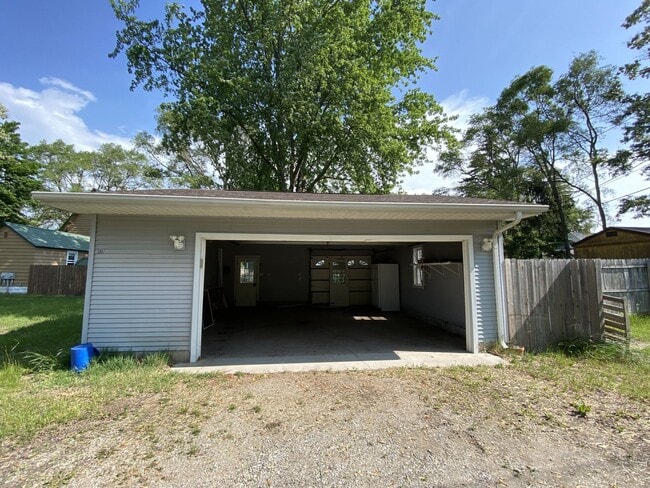 Building Photo - CENTRALLY LOCATED THREE BEDROOM HOUSE IN H...