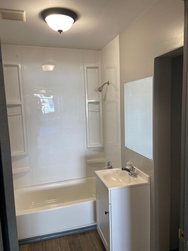 Building Photo - Remodeled Unit Available Now!