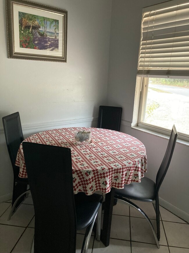 Building Photo - 522 Camino Ct