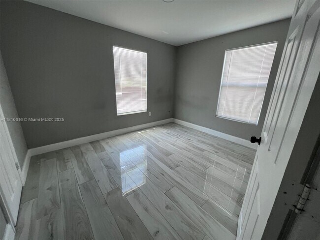 Building Photo - 829 S L St