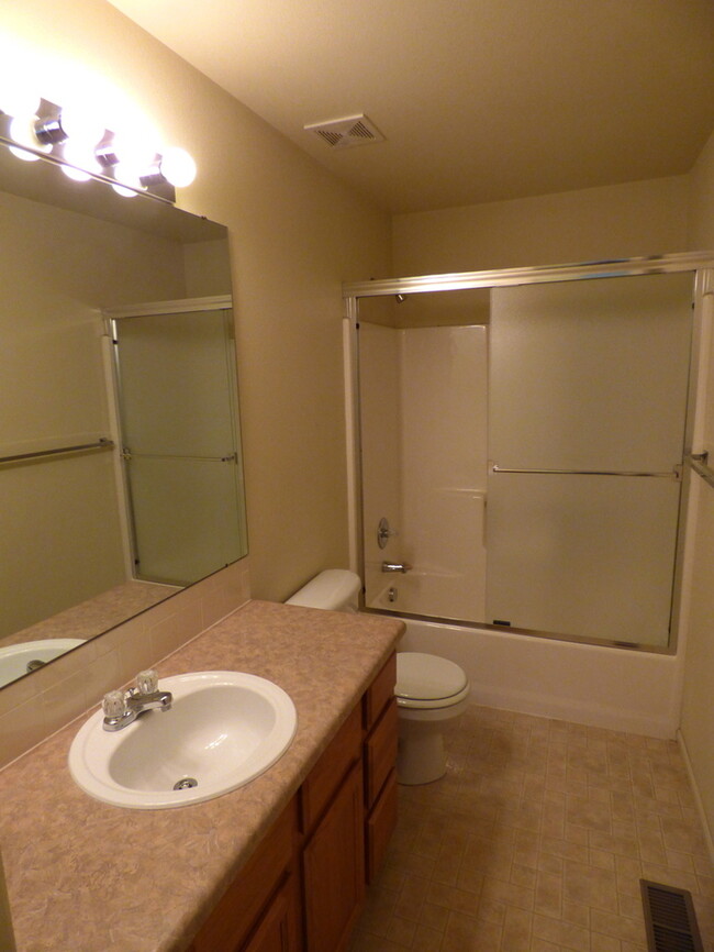 Building Photo - Charming 2 Bed/2.5 Bath Townhome in SW For...