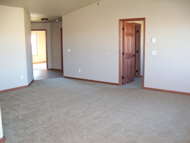 Building Photo - 2 BED | 2 BATH | DOUBLE GARAGE | TOWNHOME ...