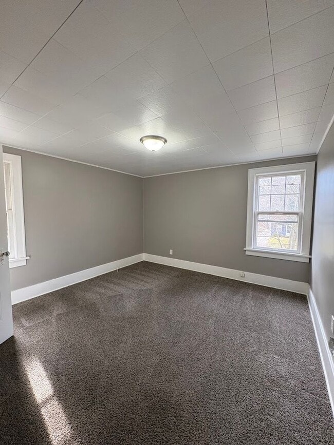 Building Photo - Large 4 bedrooms 1 full bathroom home for rent