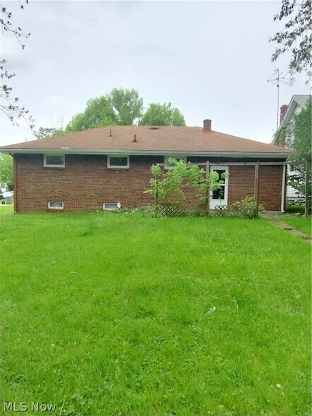 Building Photo - 323 Marmion Ave