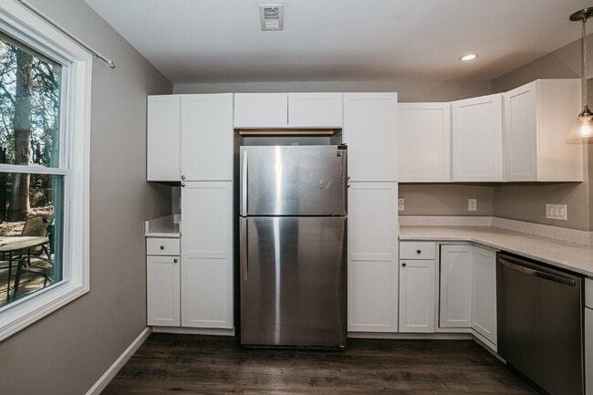 Building Photo - 3-Bedroom with 2 Full Baths Home in Charleston – Spacious 1,752 Sq