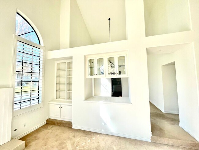 Building Photo - Prestigious Elkhorn Estates Home