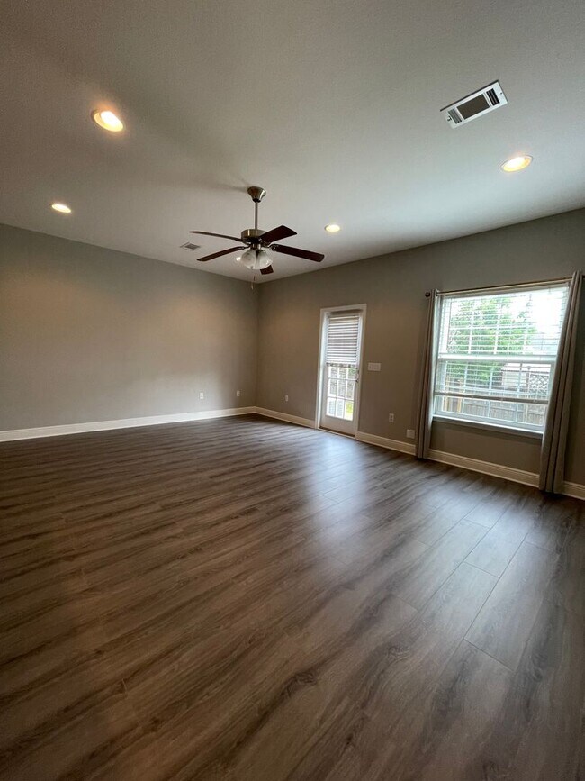 Building Photo - *** MOVE IN SPECIAL! Half OFF 1st Month's Rent!