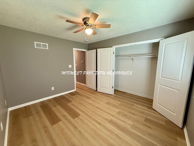 Building Photo - Large Updated 3 Bedroom/2 Bath Duplex in Lee's Summit
