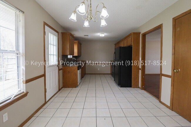 Building Photo - N Willow Dr Duplex