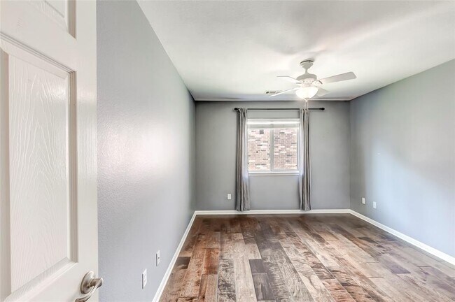 Building Photo - 15220 Fernhill Dr